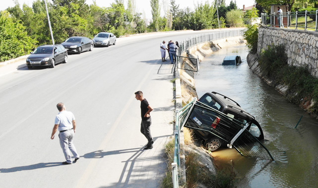 İki araç birden suya gömüldü!