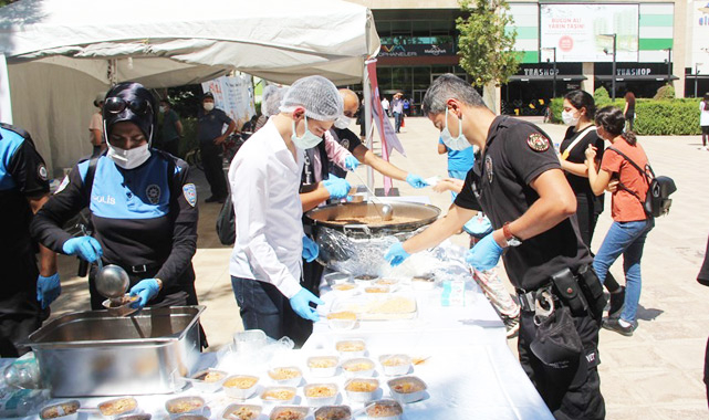 Polislerden aşure ikramı!..