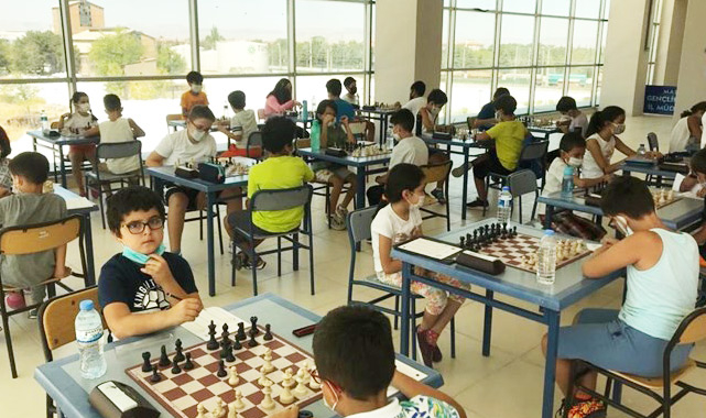 Satranç şampiyonlarına madalya verildi