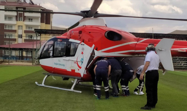Ambulans yaşlı kadın için havalandı