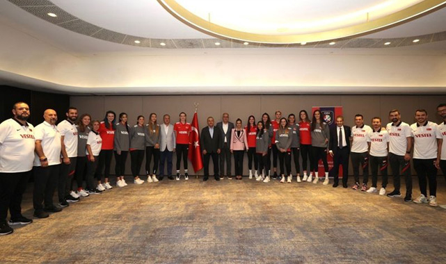 Çavuşoğlu Filenin Sultanlarına moral ziyaretinde bulundu