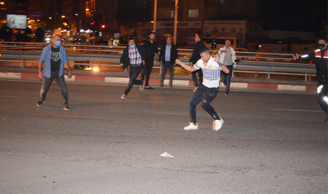Olaylı gece! Polis biber gazıyla karşılık verdi