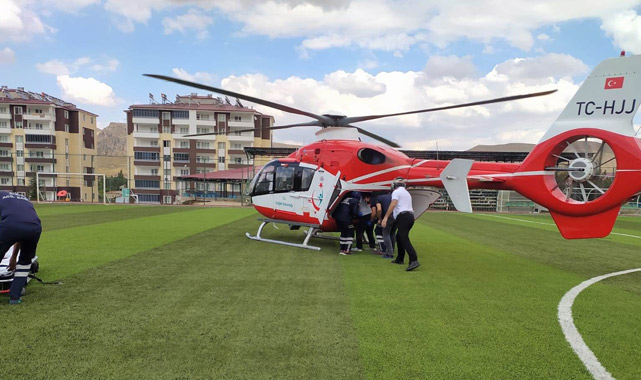 Ambulans yaralı genç için havalandı