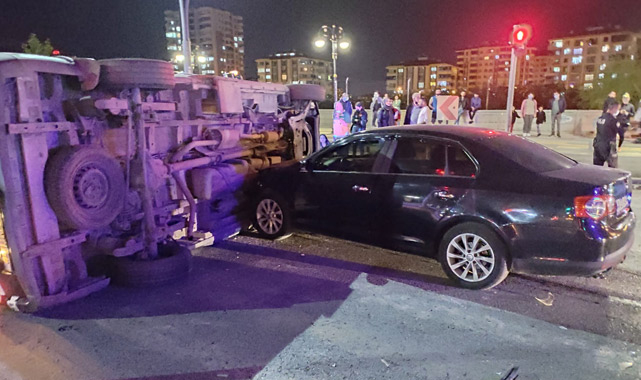 Feci kazada ambulans devrildi!