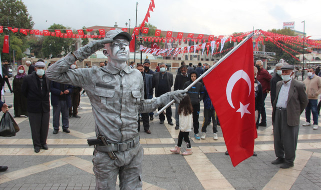 Malatya'da canlı heykelin rekor denemesi ilgi gördü