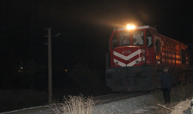 Tren rayında hareketli gece!
