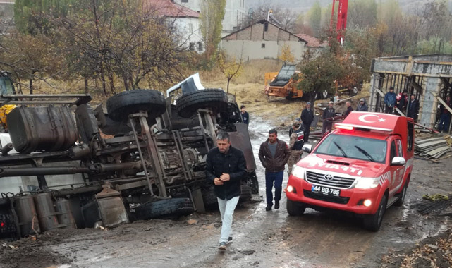 Beton mikseri devrilince sürücü araçta sıkıştı