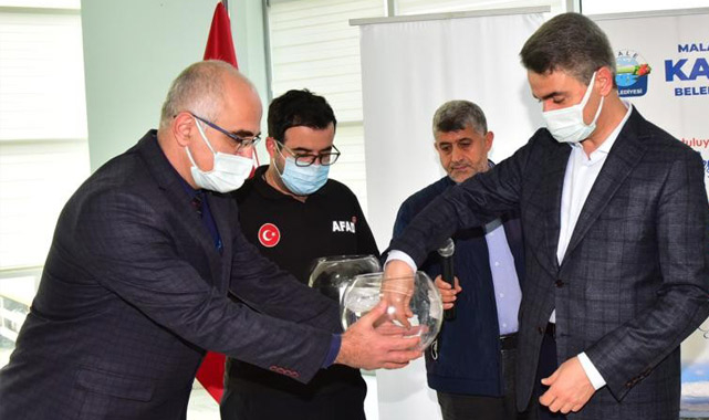 Deprem konutları hak sahiplerine teslim edildi