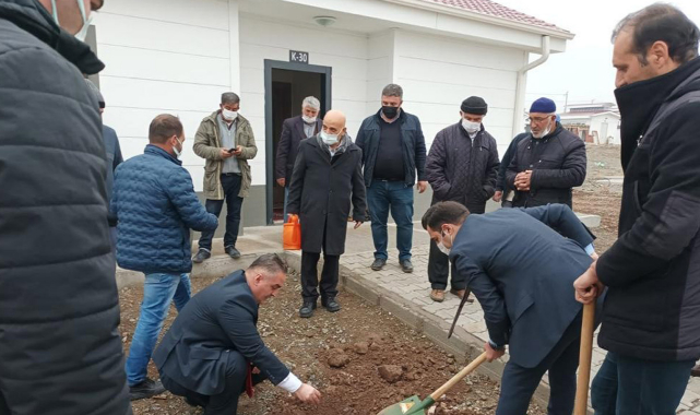 Deprem konutlarının çevre düzenlemesi yapılıyor