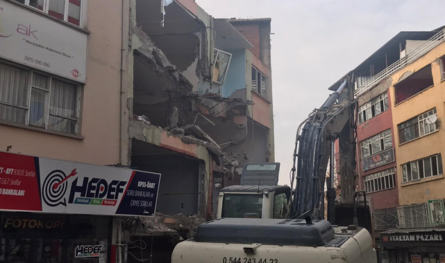 Depremde hasar gören yapılardan biri daha yıkıldı!