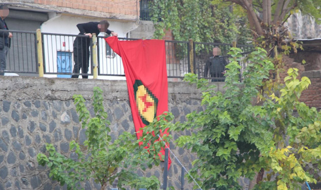 Diyarbakır'da PKK paçavrası indirildi