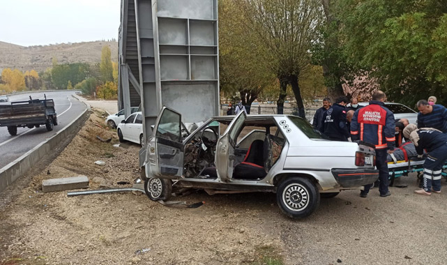 Feci kazada otomobil üst geçidin ayağına çarptı: 1 ölü