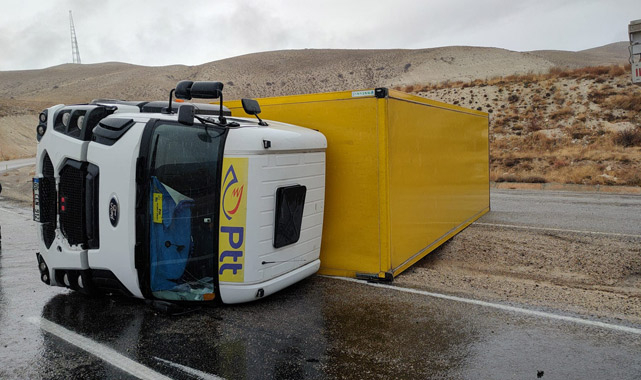 PTT kargoya ait kamyon devrildi