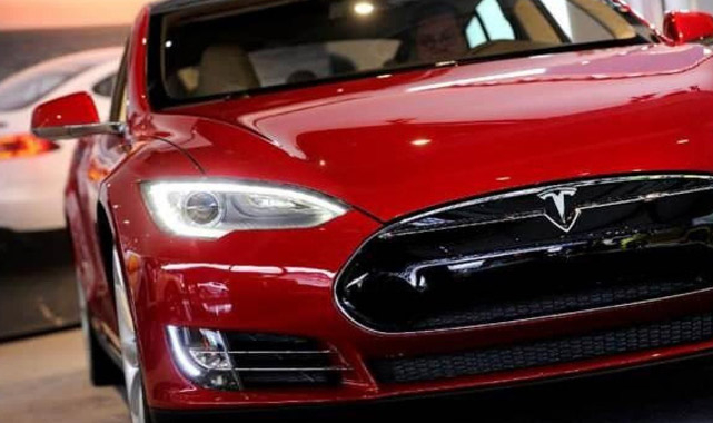 Tesla 12 bin aracını geri çağırdı
