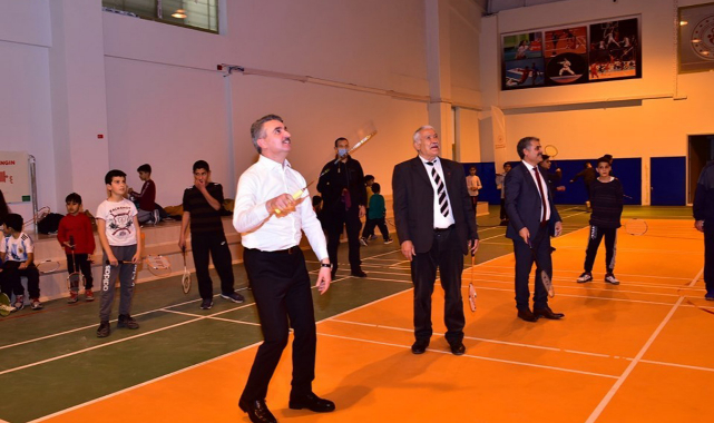 Baruş, antrenman yapan çocuklarla badminton oynadı