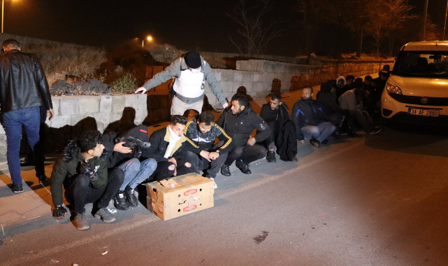 Çorum'a giden 31 izinsiz göçmen Malatya yol uygulamasında yakalandı