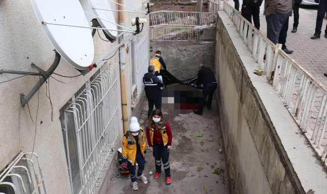 Görenlerin kanı dondu! Apartman boşluğunda ceset