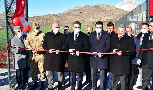 Hekimhan’da sentetik çim futbol sahası açıldı