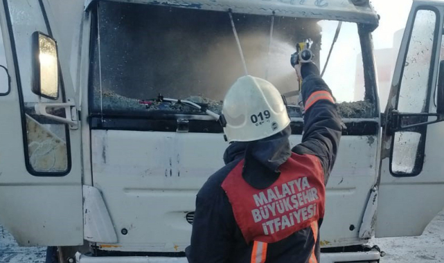 Korkutan yangın: Park halindeki kamyon alev aldı
