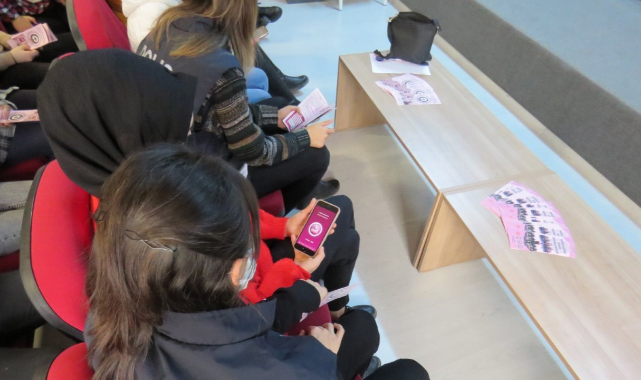 Öğrencilerin cep telefonlarına KADES uygulaması yüklendi 
