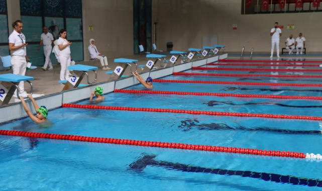 Sporcular hakemleri için kulaç attılar
