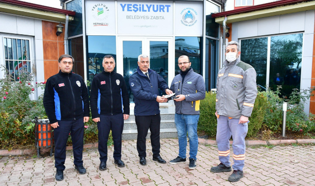 Temizlik görevlisinden örnek davranış!