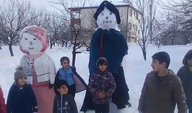 2 metre boyundaki kardan adam çocukların ilgi odağı oldu