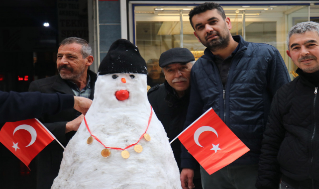 Altınla donattılar: Malatya'da kuyumcular kardan adam yaparsa...