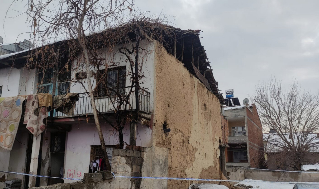 Evin duvarı eriyen kar suyu nedeniyle çöktü