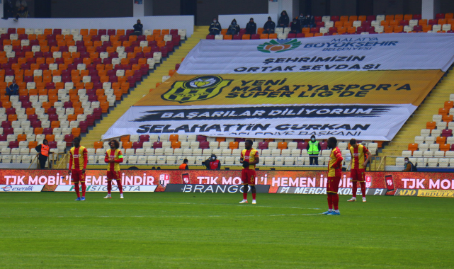 Futbolcular maça protesto ile başladı
