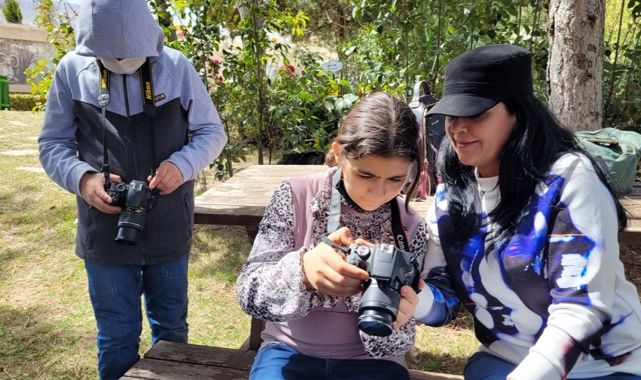 Çocuk yaşta fotoğraf çekmeyi öğreniyorlar