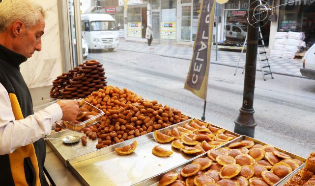 Ramazan sofralarını tatlandıran lezzetler için ustalar yoğun mesai harcıyor