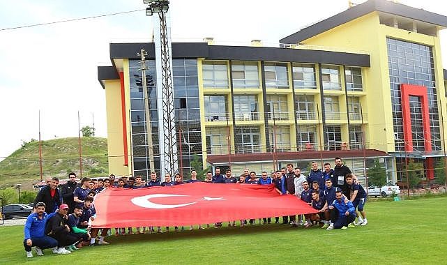 Bayrak Yürüyüşü büyük ilgi gördü