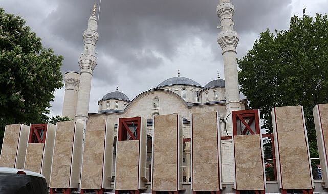 Beton bloklar tarihi caminin siluetini kapattı 