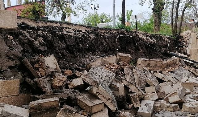 Türbenin çöken istinat duvarı onarılacak!