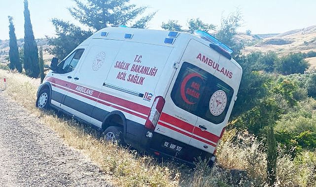 Malatya’dan dönen ambulans şarampole düştü!
