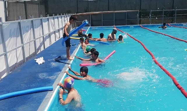50 civarında kursiyer yüzme öğreniyor