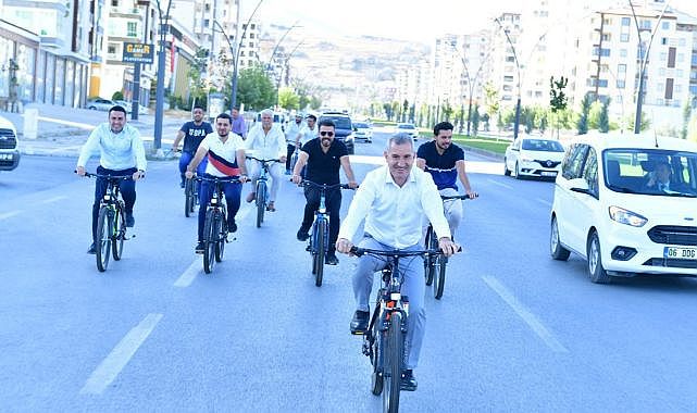 İşe bisikletle giden belediye başkanı...