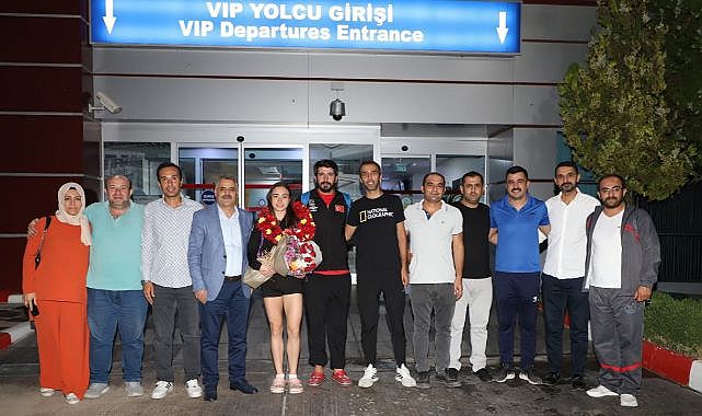 Malatyalı sporcu çiçeklerle karşılandı