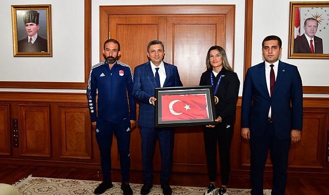 Şampiyon sporcuya Vali Şahin’den hediye