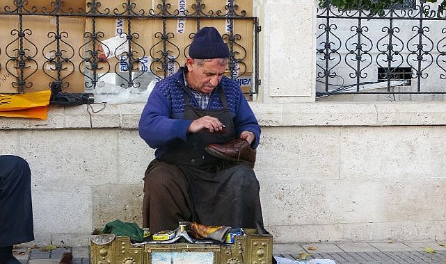 Ayakkabı boyacılığı ile 4 çocuk büyüttü
