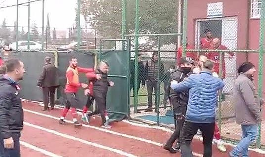 Hakemler, polis eşliğinde sahadan çıkarıldı