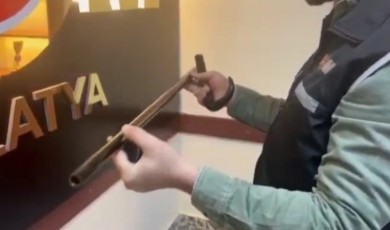 Baston görünümlü silah ele geçirildi