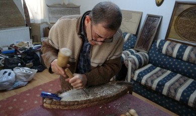 Evinin bir odasında ahşabı sanata dönüştürüyor
