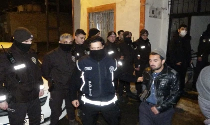Kaçak göçmen evine polis baskını!