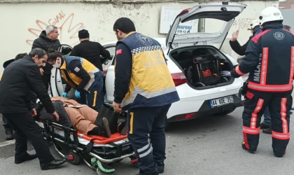 Kontrolden çıkan araç duvara çarpınca...