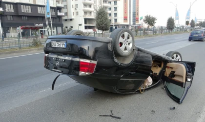 Refüje çarpan otomobil devrildi!
