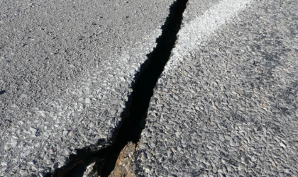 80 kilometrelik karayolunda korkutan çatlaklar