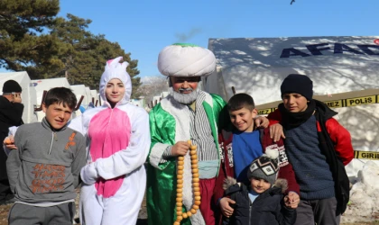 Bir varmış bir yokmuş! Deprem çocukları Nasrettin Hoca ile gülmüş