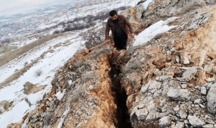 Deprem dağı ikiye böldü!